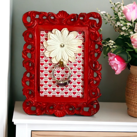 New! Red Vintage Faux Ring Holder Display Showcase Decor - Picture 1 of 5